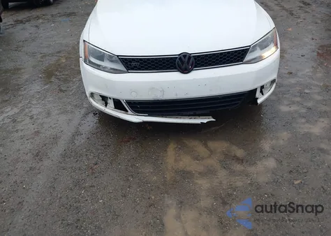 2014 Volkswagen Jetta 1.8T Se z USA, uszkodzony, nr VIN 3VWD17AJ2EM375839